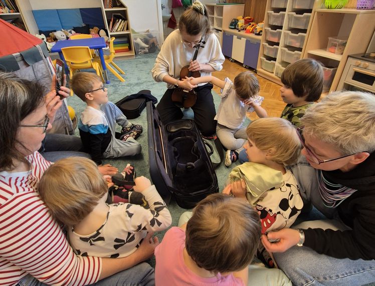 Spotkanie ze skrzypaczką - dzieci poznają skrzypce